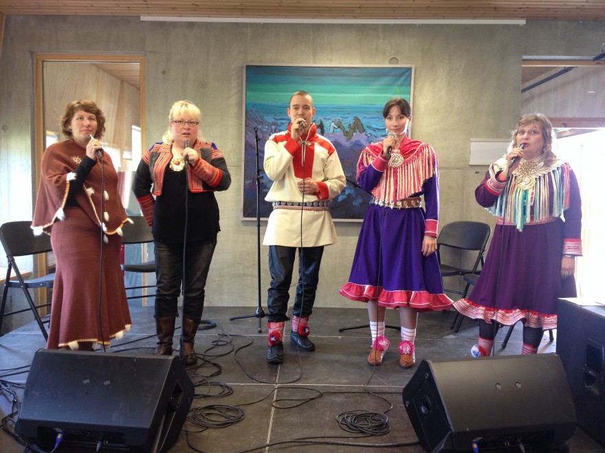 Sámi musihka ja juoigan Bilde av studenter som joiker på Riddu Riđđu