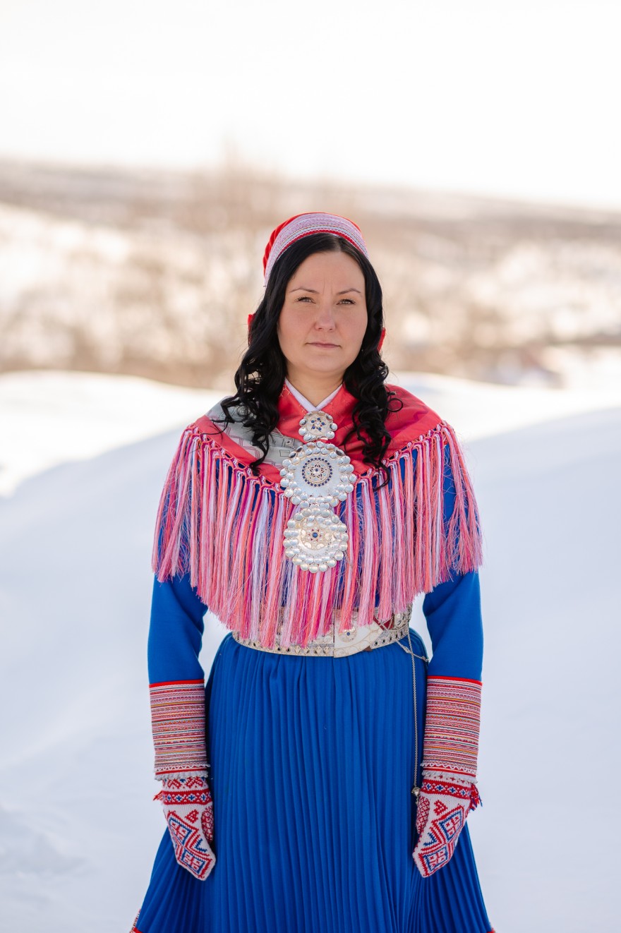 Anni Maaret Magga-Eira. Govven: Johtti Productions/ Ánne Kátjá Gaup. Gávttehas olguon.