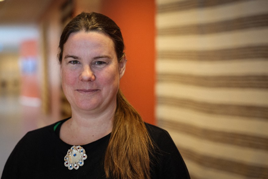 Vuosttašamanueansa Lovisa Mienna Sjöberg. Govven: Roger Manndal/Sámi allaskuvla. Nissonolmmoš čáhppes báidi ja silba risku badjelis.