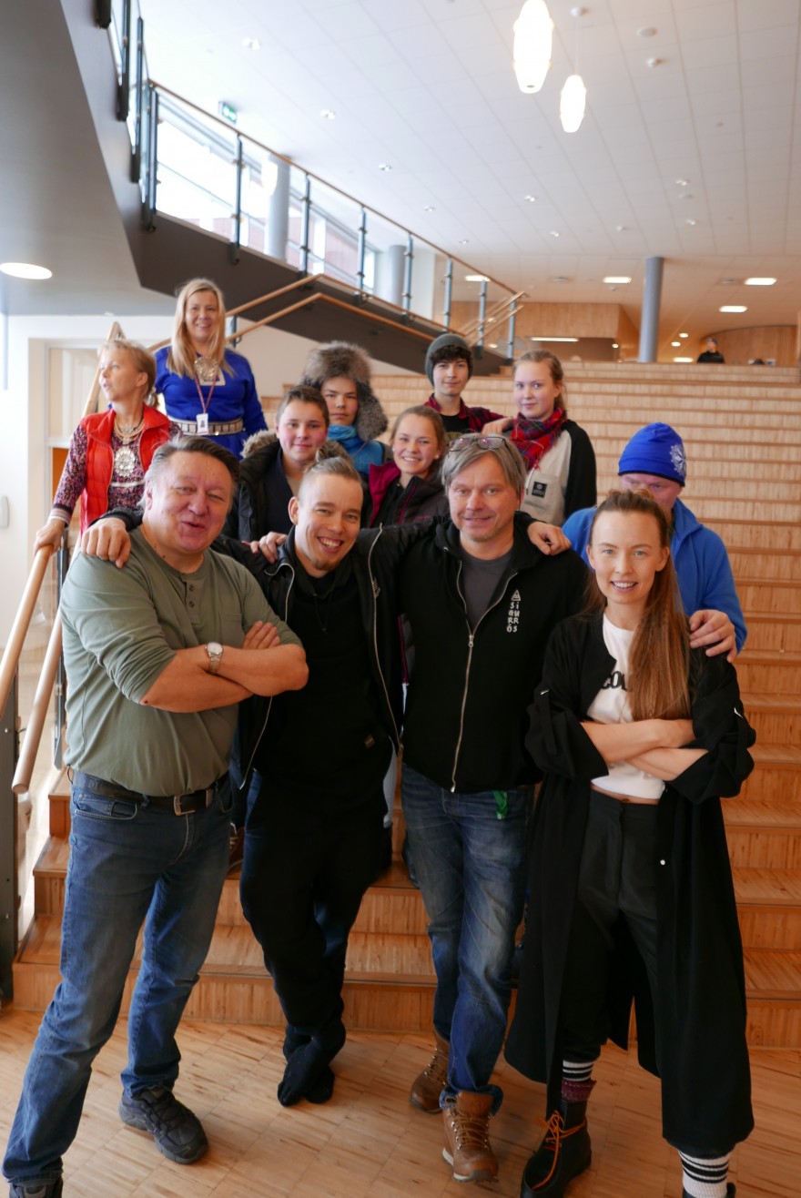 Sámi beakkálmasat rabasbeaivvis Bilde av blandt andre Heaika Hætta, Ailo Valle, Roger Ludvigsen og Sofia Jannok.