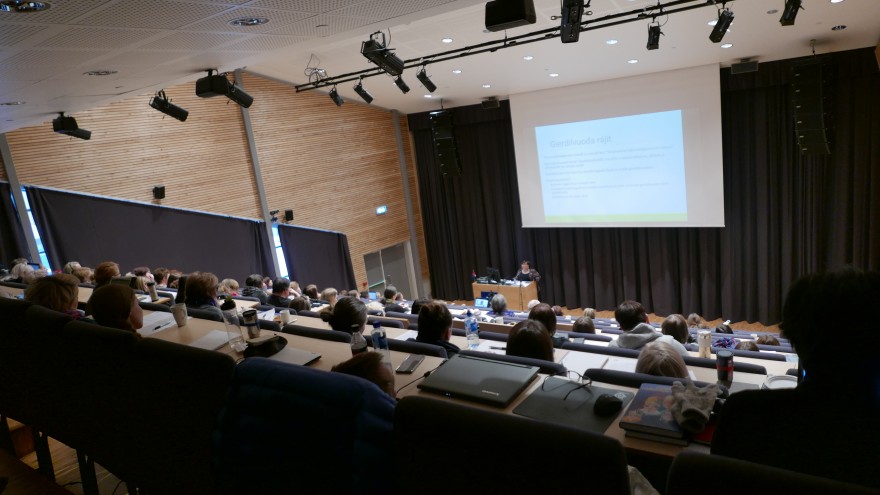 Seminaras seksualalaš illasteami veahkaváldima birra. Bilde fra seminar om overgrep og seksuelt missbruk.