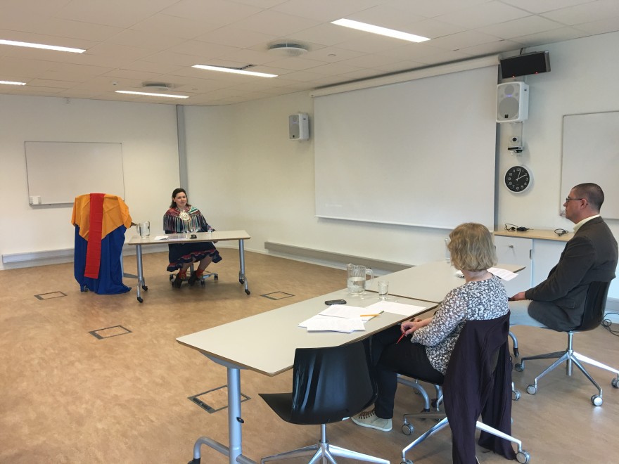 mastergrada eksamen Bilde av student og sensorer ved eksamen