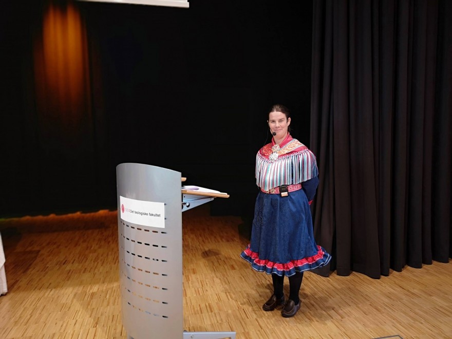 Lovisa Mienna Sjöberg (disputas) nákkáhallan Bilde av Lovisa Mienna Sjöberg