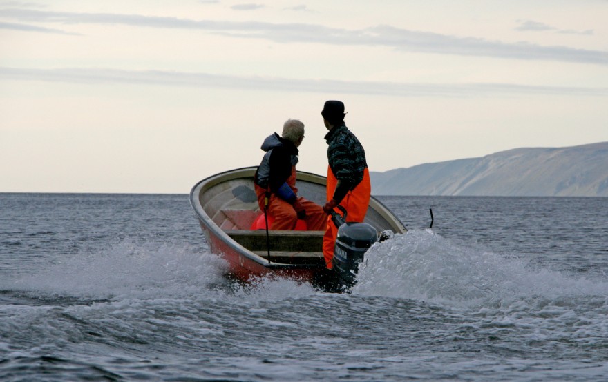 Sjolaksefiske i Tana To personer i liten båt i en fjord.
