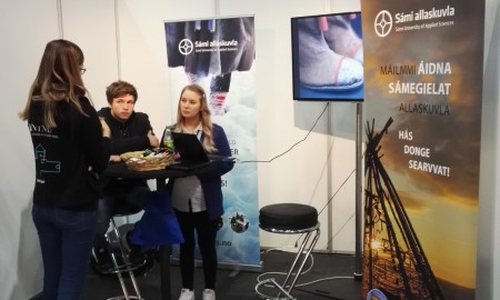 Bilde av SA stand på utdanningsmessa med personer i bild. 