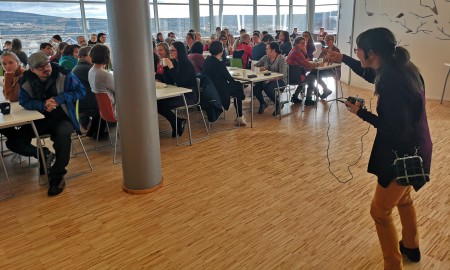 Bilde av rektor og studenter i kantina.