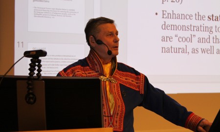 Dievdoolmmoš sárdnestulus logaldallá.