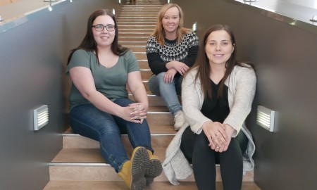 Govas Elena Skum, Elle Helene Siri ja Kirsti Monica Eira, Sámi allaskuvlla studeantastivrras