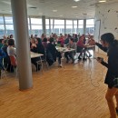 Bilde av rektor og studenter i kantina.